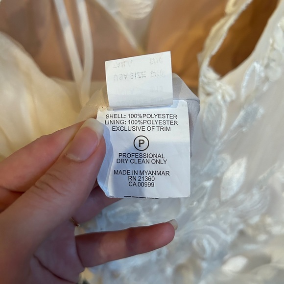 WEDDING DRESS NEVER WORN & NO PREVIOUS ALTERATIONS - Picture 8 of 14